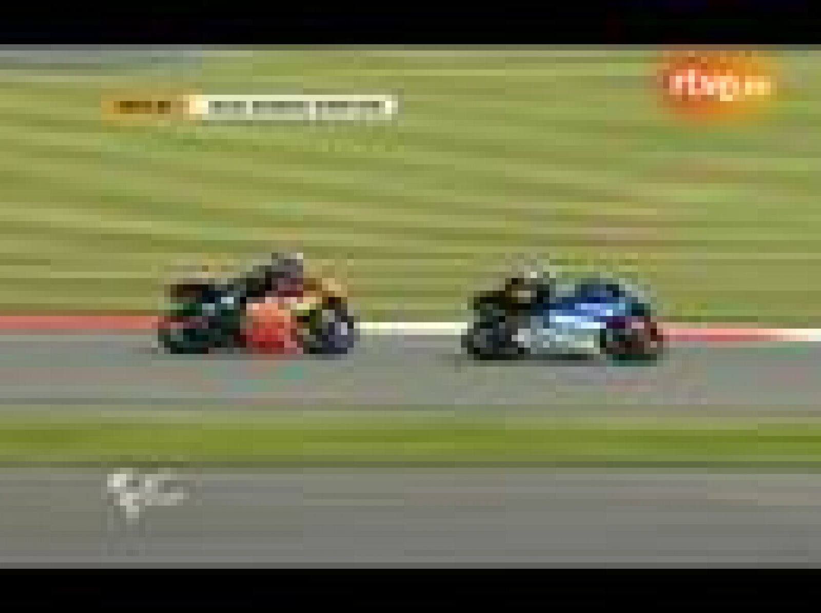 Pol Espargaró ha estado a punto de irse al suelo en la última vuelta en su lucha con Marc Márquez.