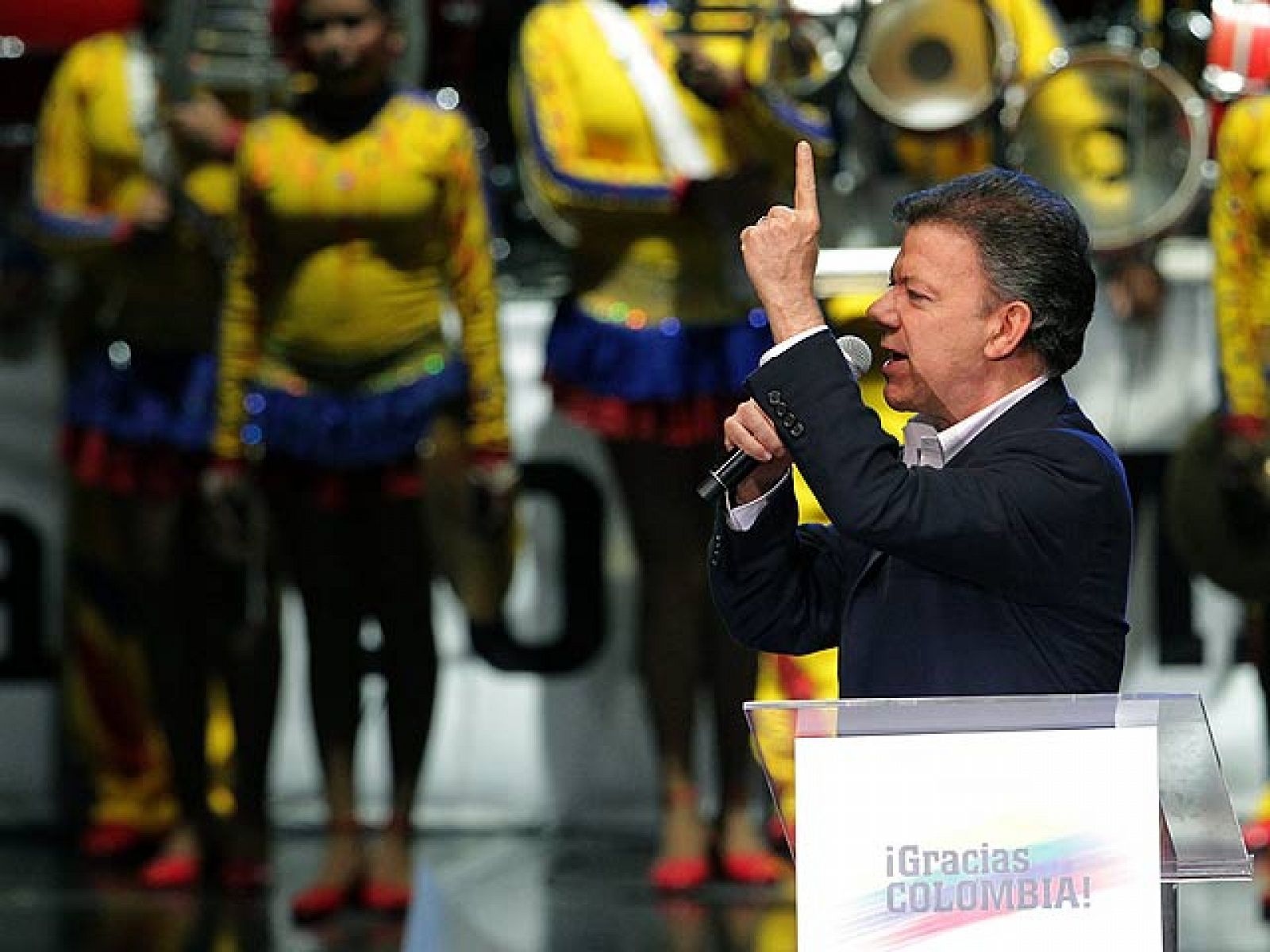 El conservador Juan Manuel Santos ha sido elegido presidente de Colombia con el 69% de los votos en la segunda vuelta. El ex ministro de Defensa se convierte así en presidente electo y sucederá a su compañero Álvaro Uribe.