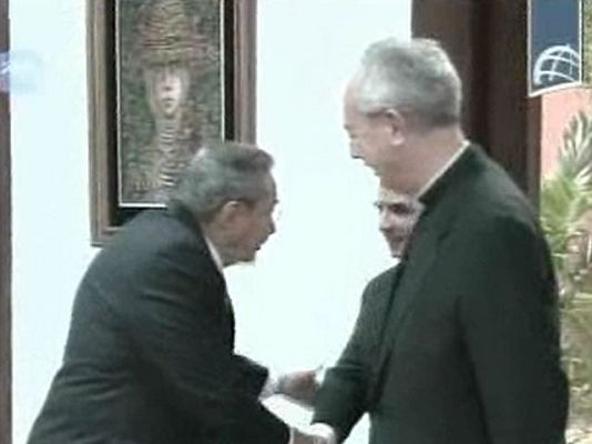  - Castro recibe al canciller Vaticano
