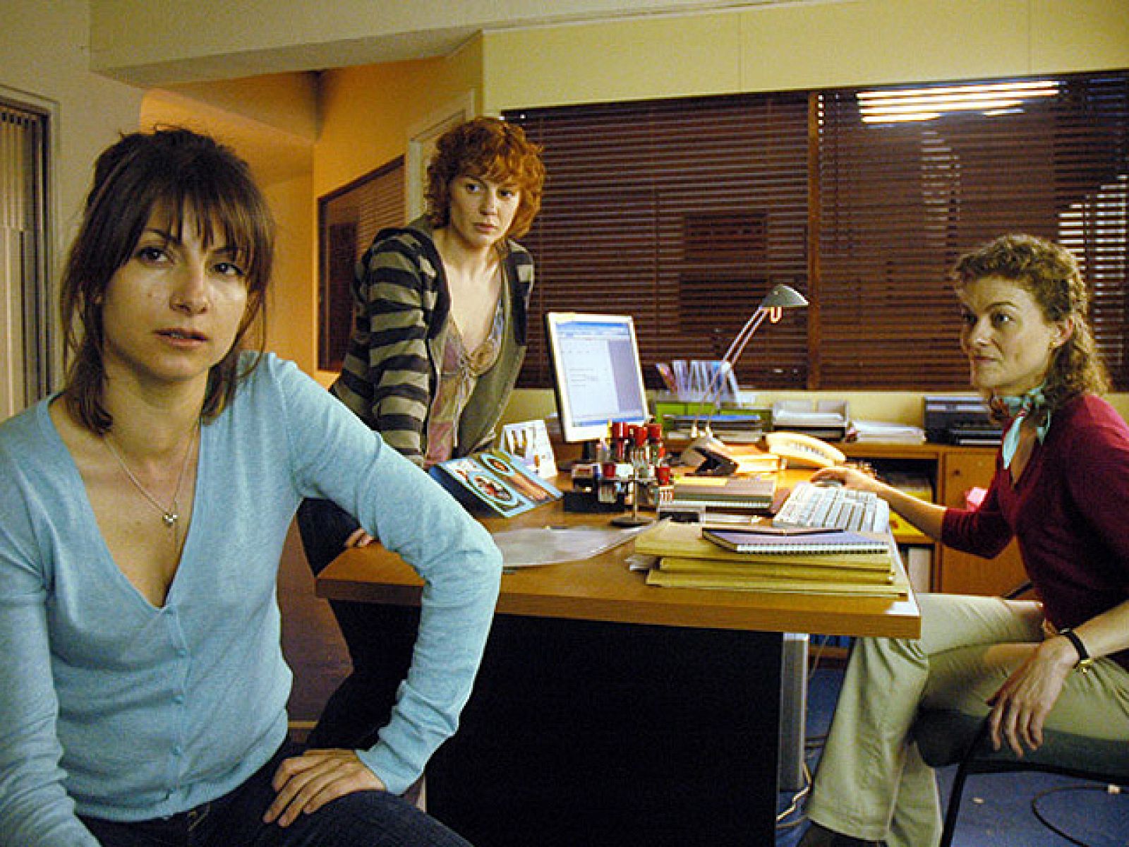 La directora de 'Mataharis' y dos de sus protagonistas, Najwa Nimri y María Vázquez en Versión española | Ver