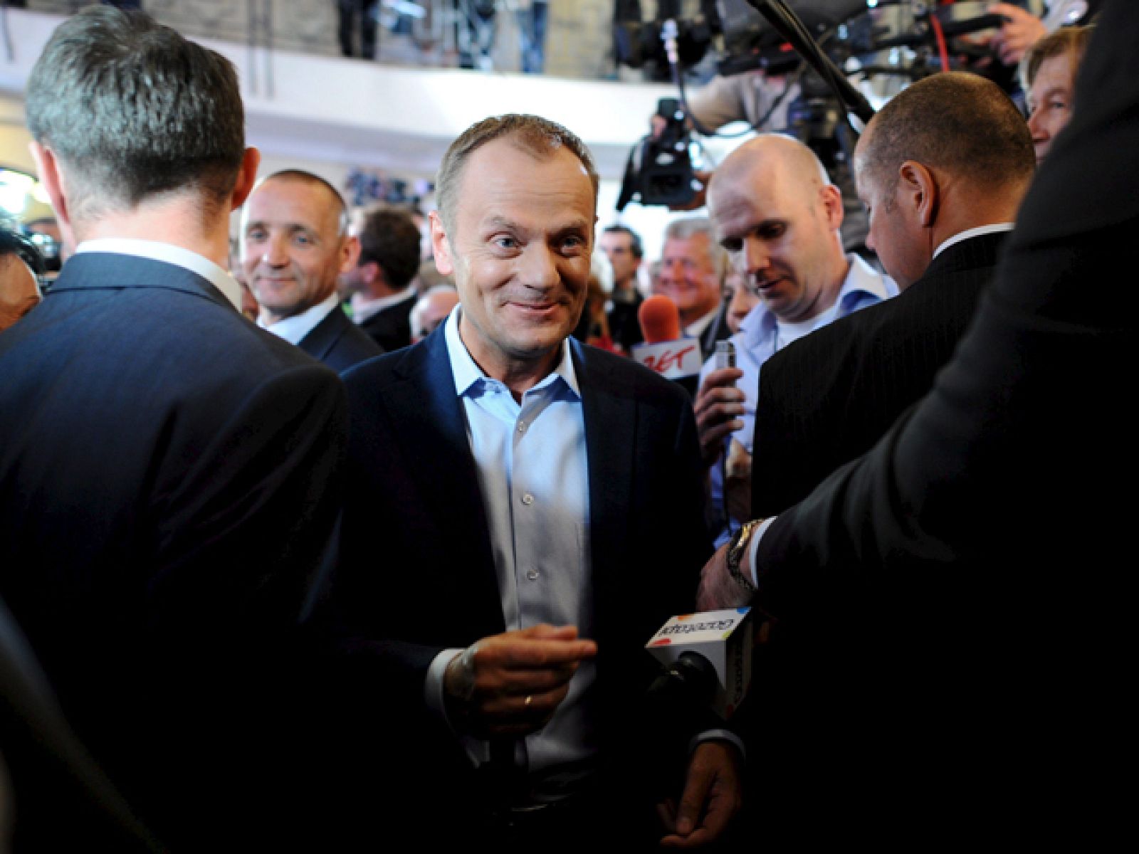 En las elecciones presidenciales de ayer en Polonia, el liberal Bronislaw Komorowski ha logrado el 41 por ciento de los votos, apenas cinco puntos más que el conservador Jaroslaw Kaczynsky, así que los polacos tendrán que votar en segunda vuelta el 4 de julio.   