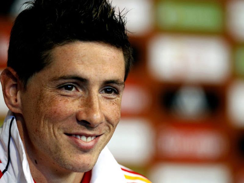 El delantero de la selección española, Fernando Torres, responde a los usuarios de nuestra web RTVE.es. 