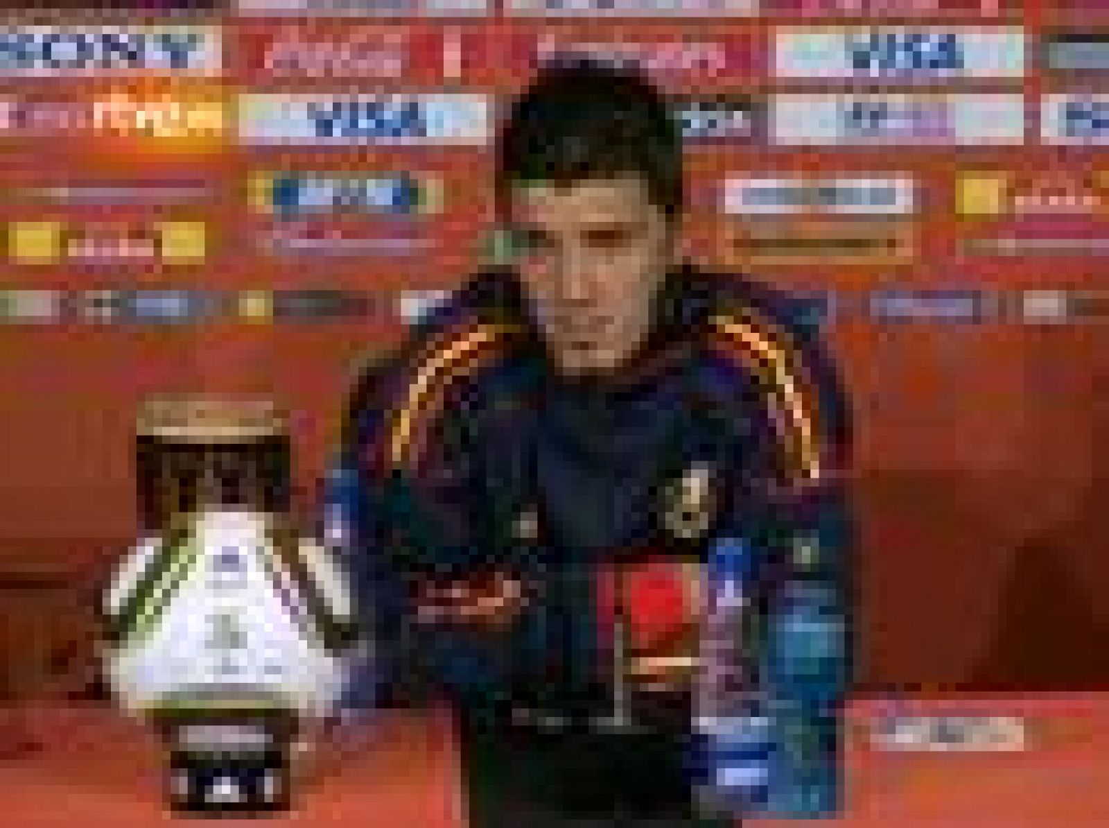 El protagonista del partido, David Villa, compareció en la rueda prensa para reconocer que España debería de haber conseguido más goles. Su fallo en el penalti no fue causado por la presión porque "lleva tirando penaltis toda la vida". Iker Casillas: