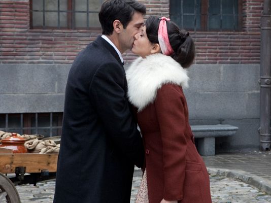 Amar en tiempos revueltos - Rosa utiliza su mejor arma