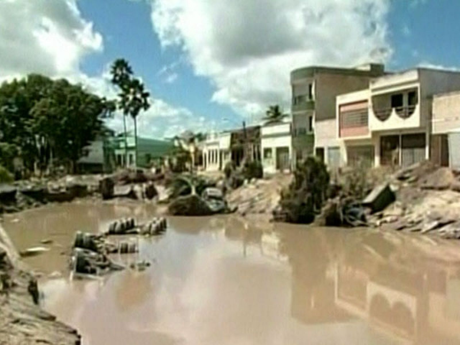 Son devastadores las consecuencias de las lluvias torrenciales en el noreste del país : ya hay 40 muertos pero los desaparecidos son más de mil, según las autoridades.  La zona ha quedado literalmente arrasada por el agua, como se ha podido comprobar al sobrevolarla en helicóptero. 