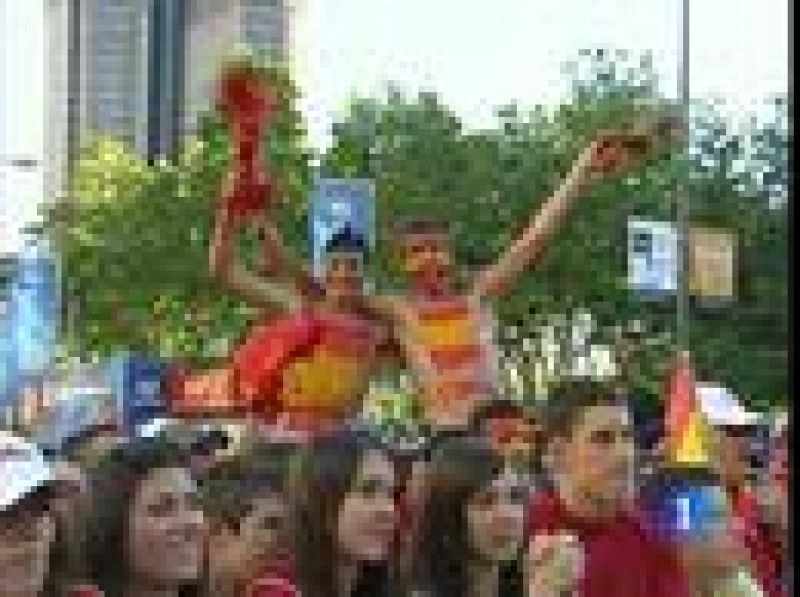 España se quedó vacia durante el partido de la selección ante Honduras y los aficionados de la 'Roja' demostraron que están con su equipo animando en todo momento, con mucho colorido y con canciones de ayer y de hoy.