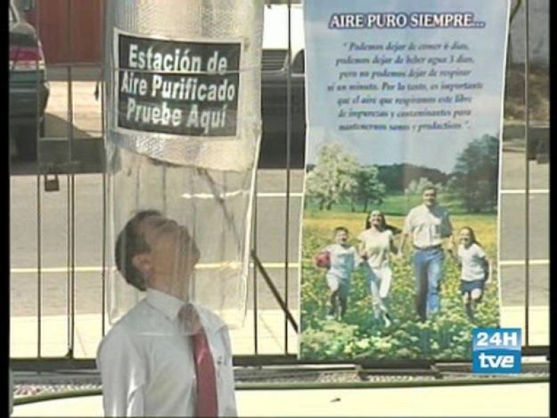 Las autoridades peruanas han instalado unos tubos de aire puro en la ciudad para que los ciudadanos puedan respirar aire puro y así aliviarse de los efectos de la contaminación, que mata cada año a 6.000 limeños.