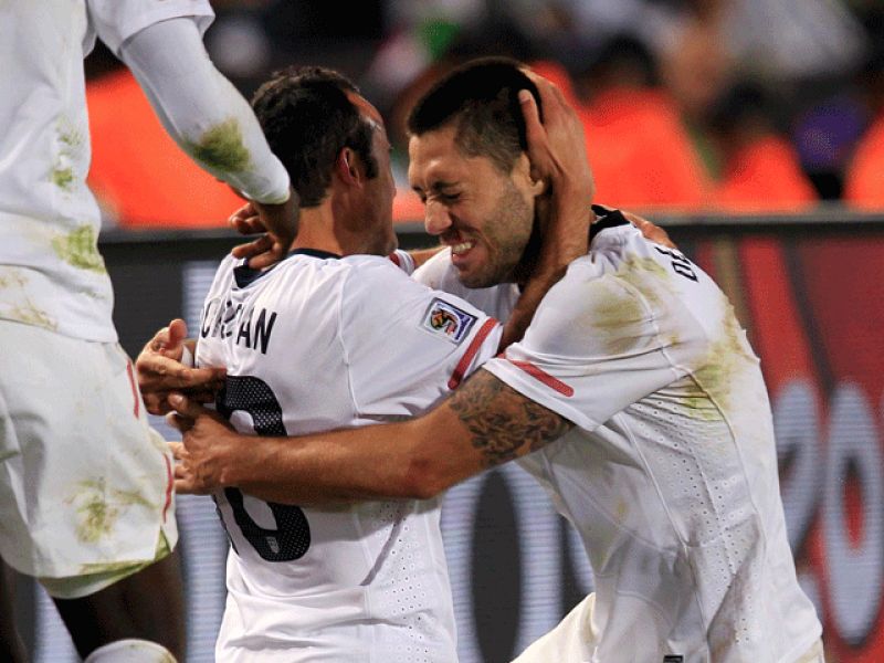  El equipo de Bob Bradley ha conseguido en el descuento clasificarse para octavos de final como primera del Grupo C. Un gol de Donovan, en el minuto 91, ha desatado la locura entre los americanos que han sido los justos vencedores, tras haberles anul