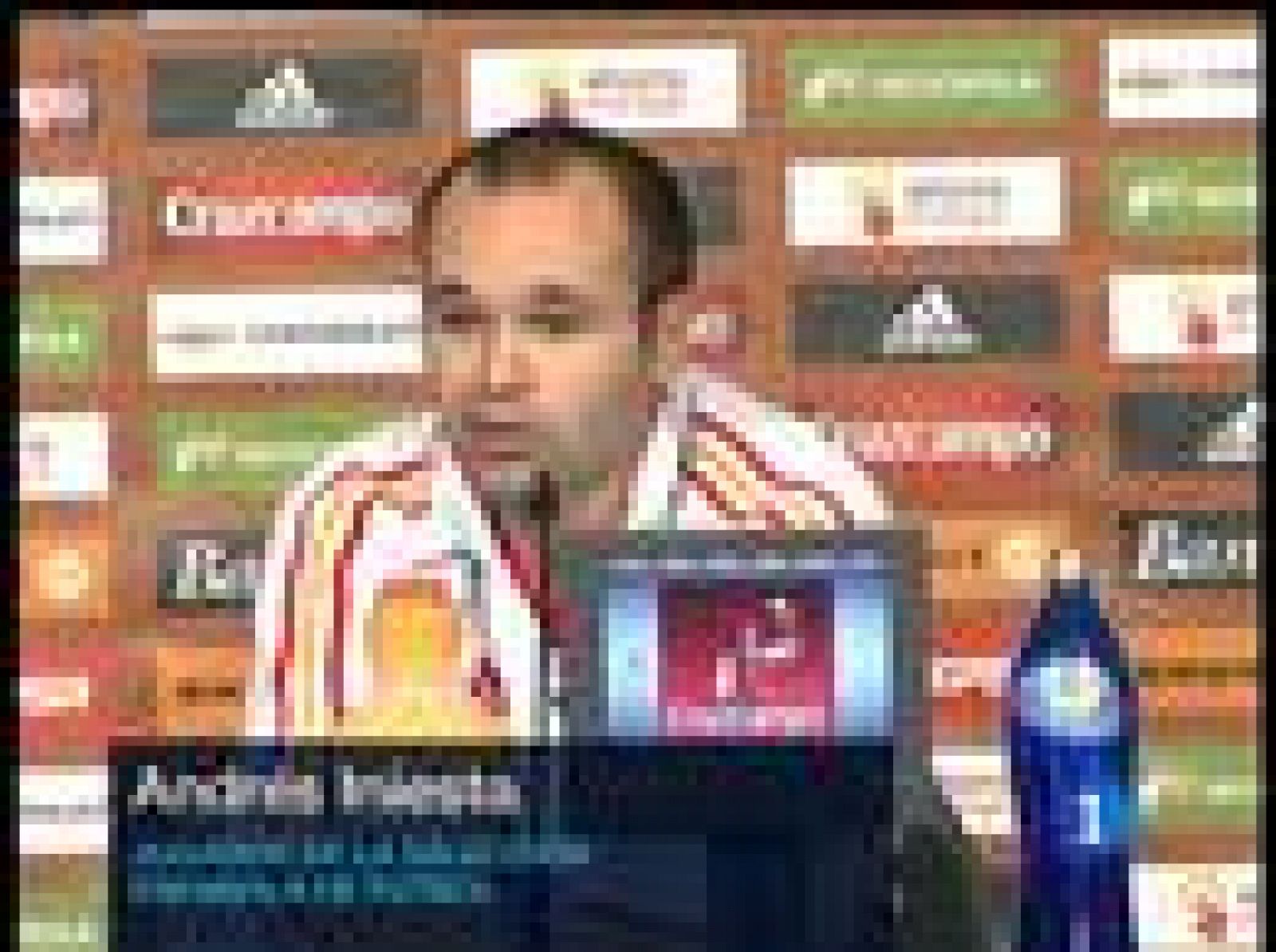 Los jugadores de la selección española sólo piensan en el próximo partido ante Chile. Mata no quiere hablar de su posible futuro barcelonista e Iniesta podría volver al once inicial.