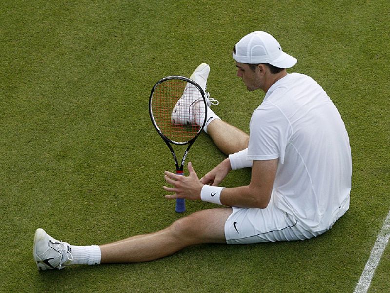 El francés Nicolas Mahut y el estadounidense John Isner llevan dos días y casi diez horas para resolver un partido de primera ronda en Wimbledon. Van 4-6, 6-3, 7-6(7), 6-7(5) y 59-59 y ya han batido todos los récords en un partido de tenis.