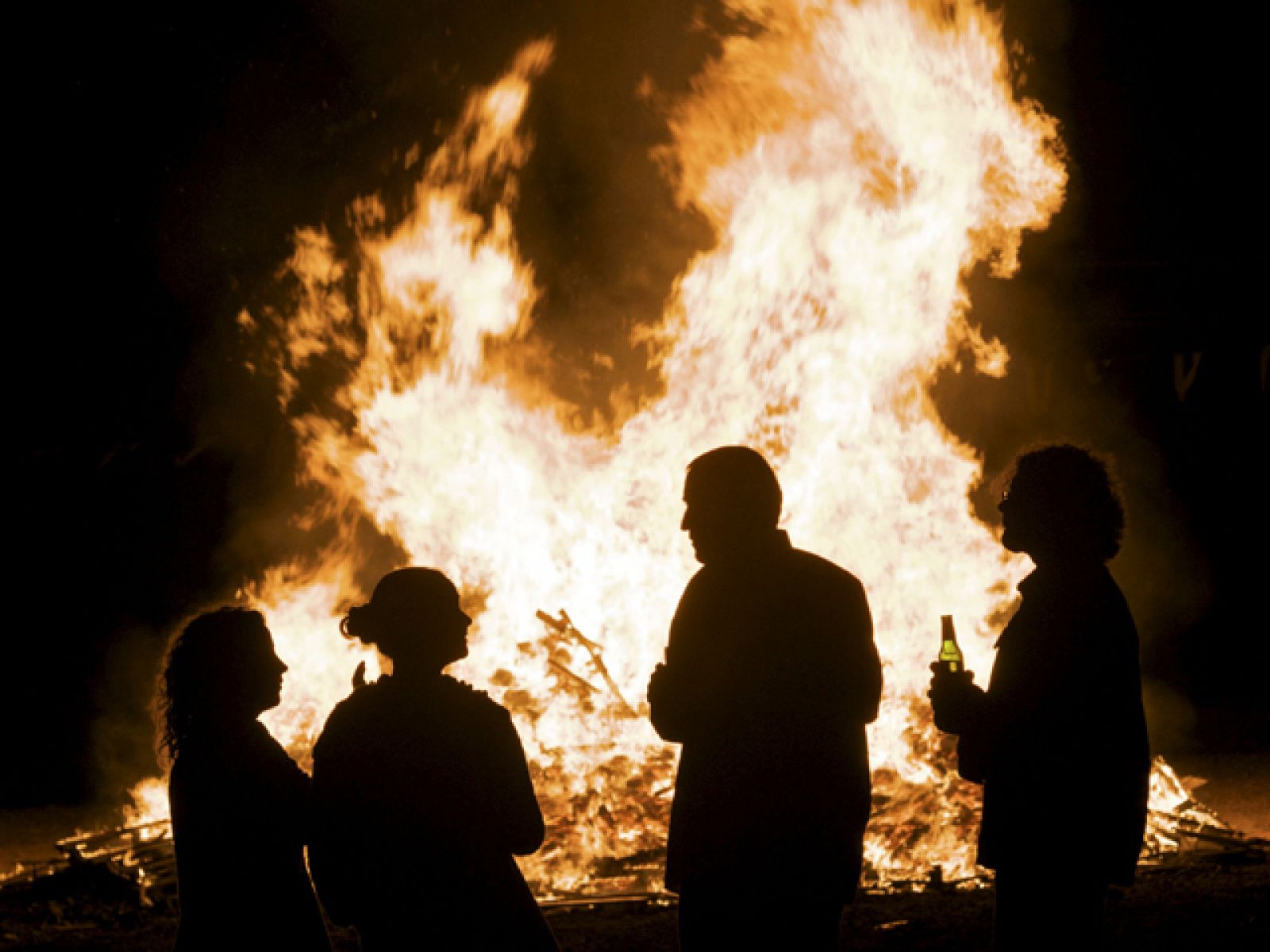 La noche de San Juan se ha vivido en un ambiente festivo, con hogueras y baños de mar