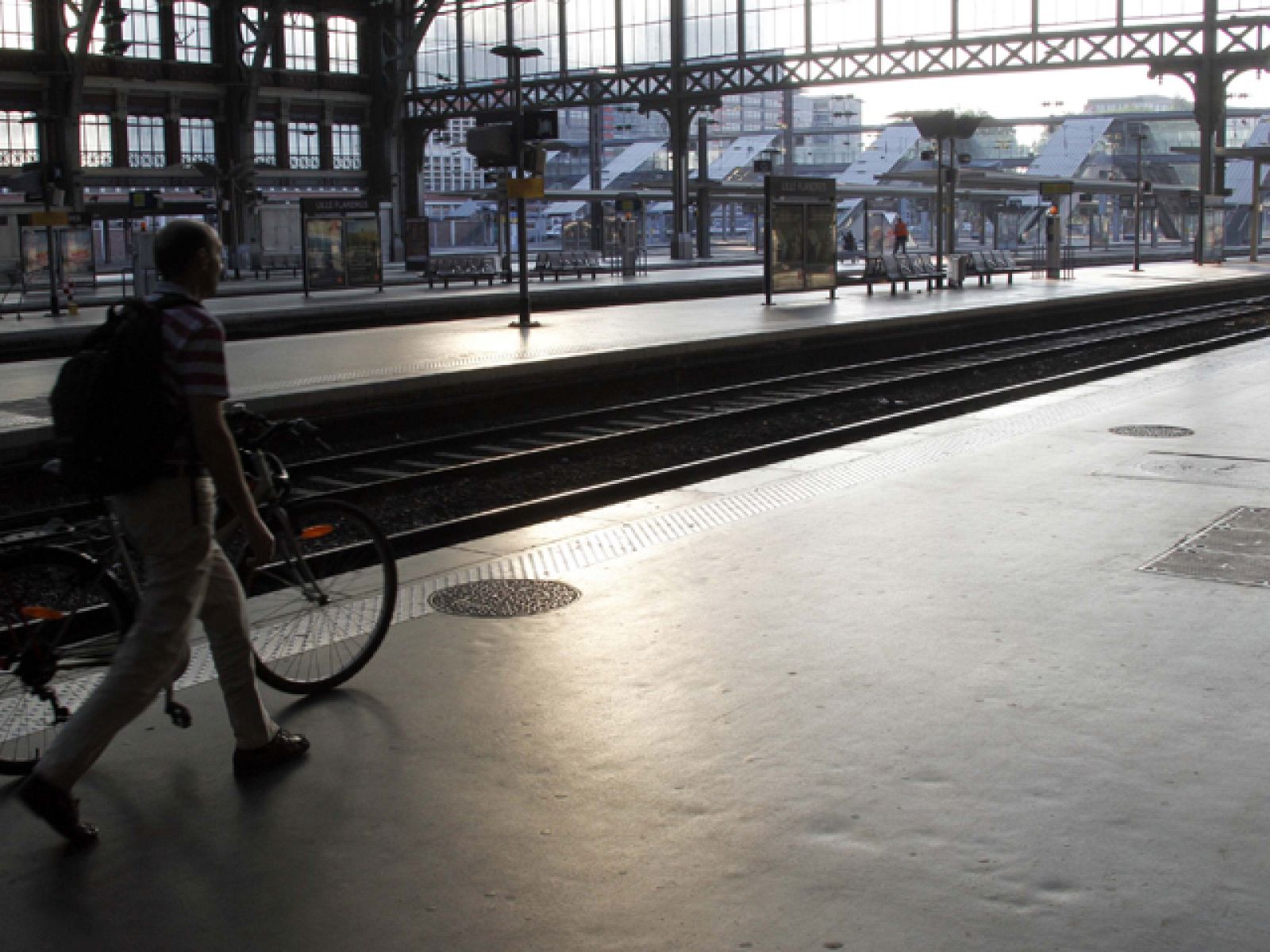 Francia vive hoy su cuarta jornada de movilizaciones contra los ajustes del Gobierno, en este caso contra el retraso en la edad de jubilación. Los paros se han notado sobre todo en el transporte y la enseñanza.