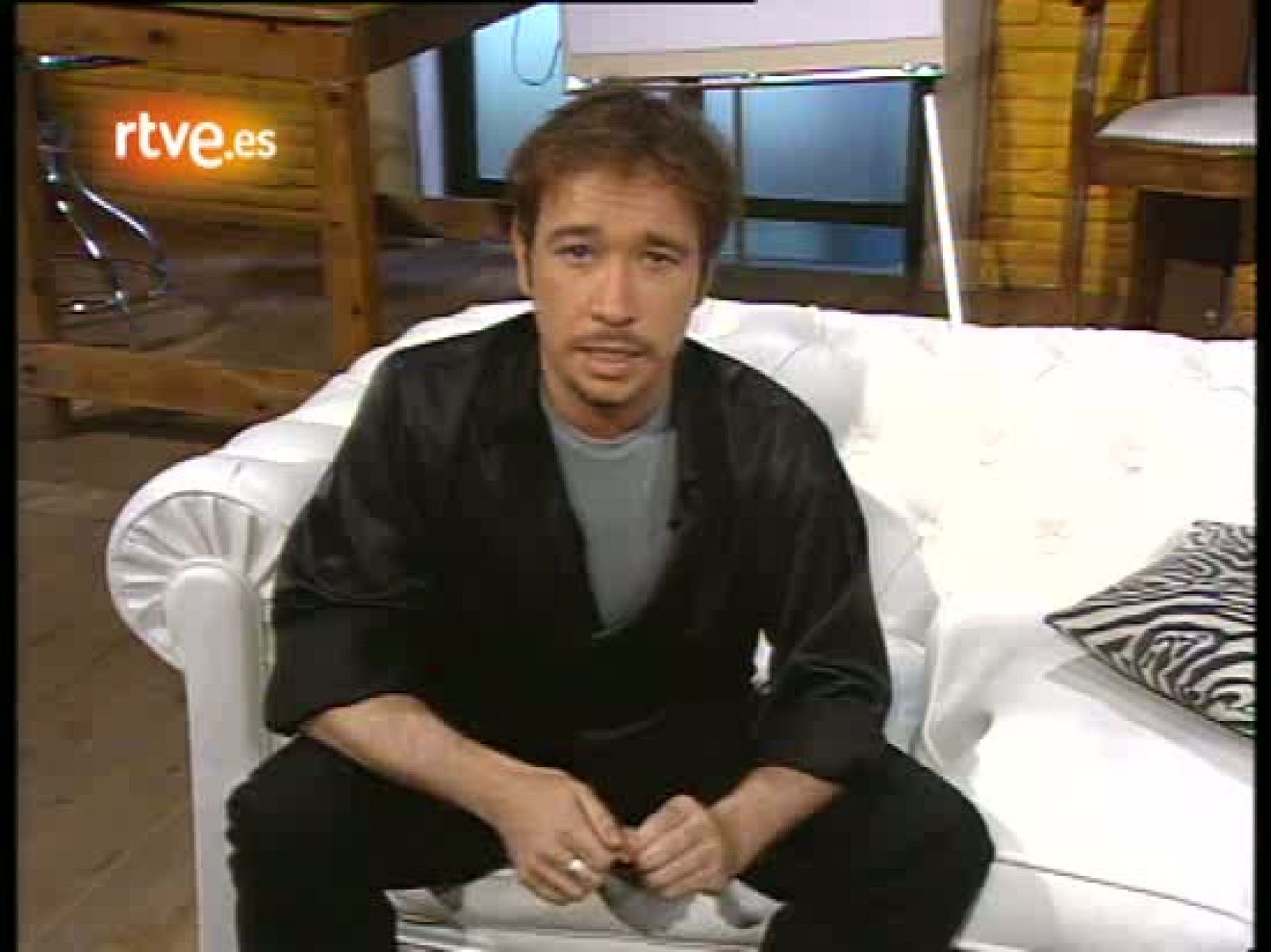 Rosendo, una vida de rock&roll. El programa 'Extra schhhh' dedicó en 1997 una entrevista especial a Rosendo, que demostró también sus dotes como dibujante. El programa incluyó una biografía musical del artista.