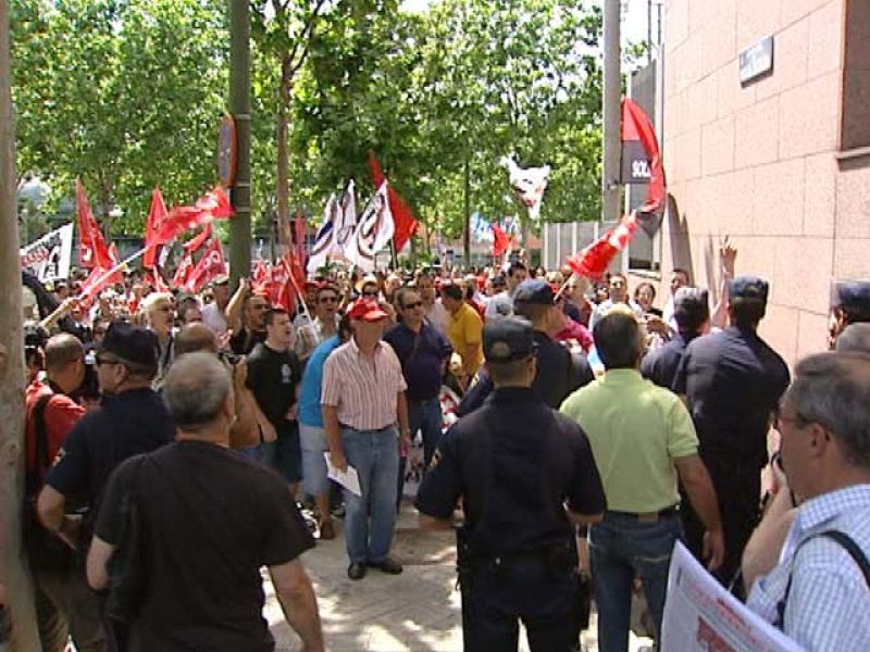 Tensa protesta de los trabajadores de Metro y ambulancias de Madrid ante la Asamblea regional.