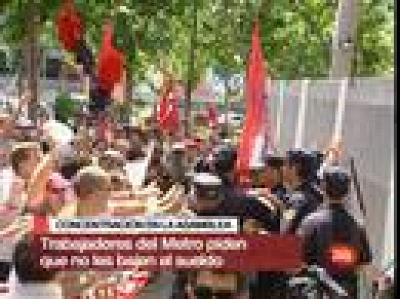 Tensa protesta de los trabajadores de Metro y ambulancias de Madrid ante la Asamblea regional.