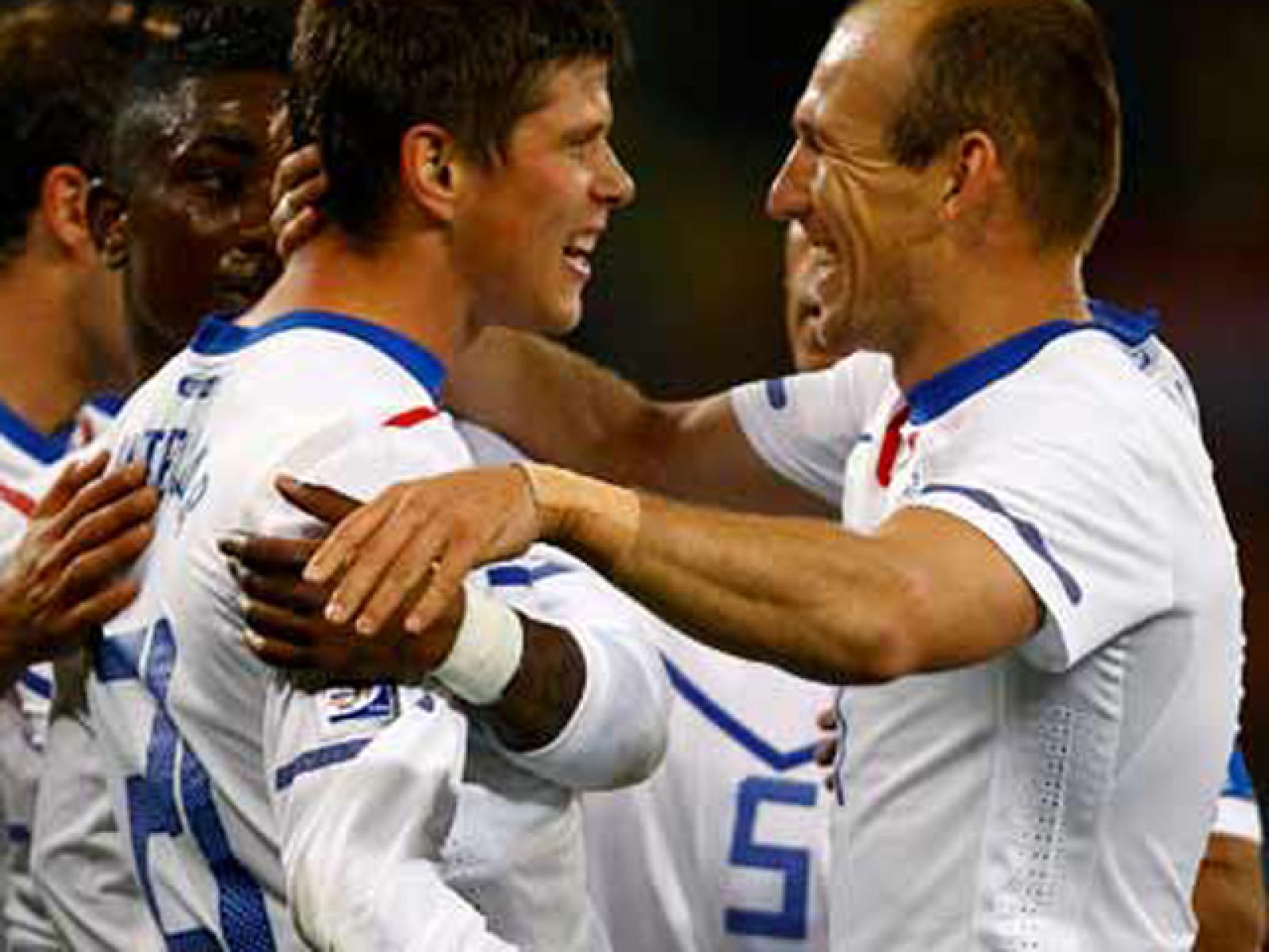 Holanda se une a Argentina al club de selecciones que logran el pleno de victorias, tras vencer (1-2) a Camerún, que se va del Mundial sin un solo punto. Ahora los 'oranje' se medirán a Eslovaquia en los octavos de final.