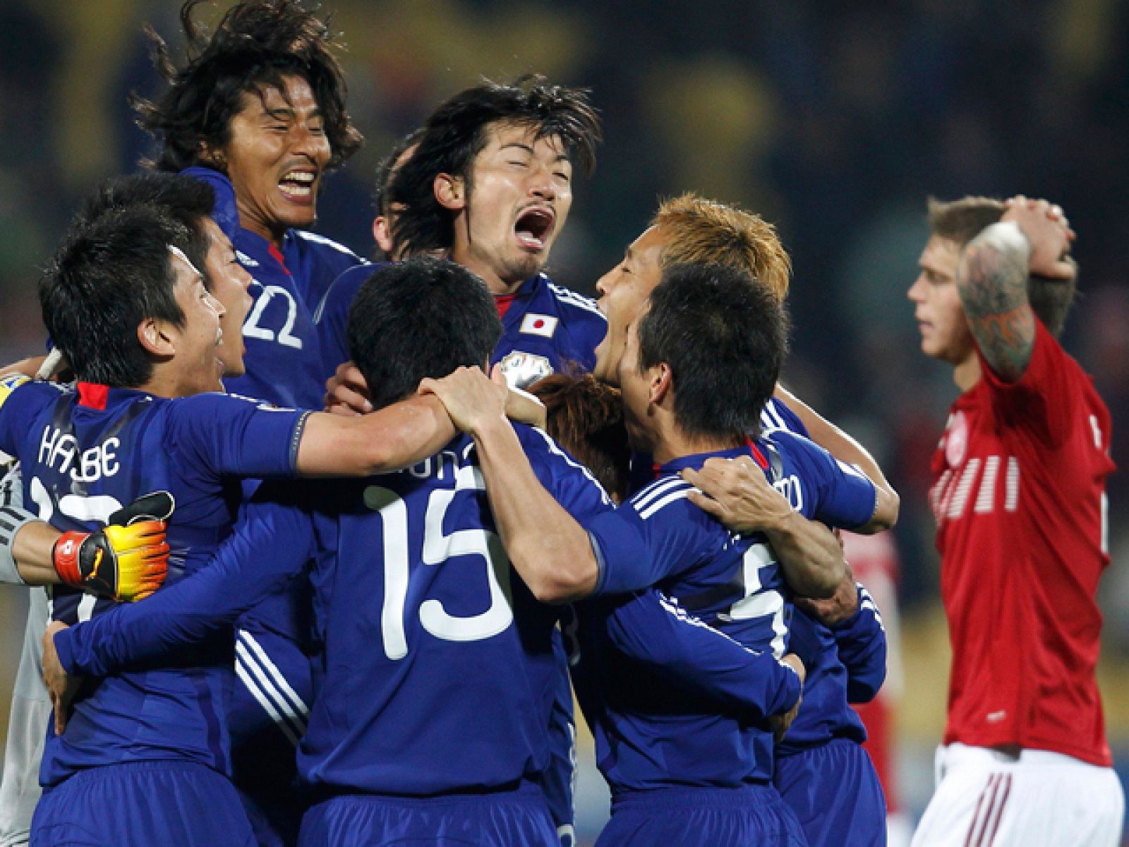 Japón ha vencido a Dinamarca (1-3) en el partido a vida o muerte por el pase a la siguiente ronda y se convierte en el segundo combinado asiático en conseguir el pase a octavos de final el Mundial -el primero fue Core del Sur-, donde se verán las caras con Paraguay. Todo un éxito del fútbol asiático.