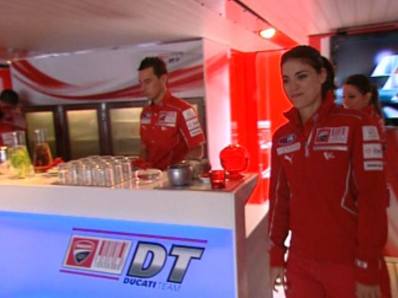 Entramos en el 'hospitality' de Ducati, uno de los más llamativos del 'paddock' del Mundial de MotoGP.