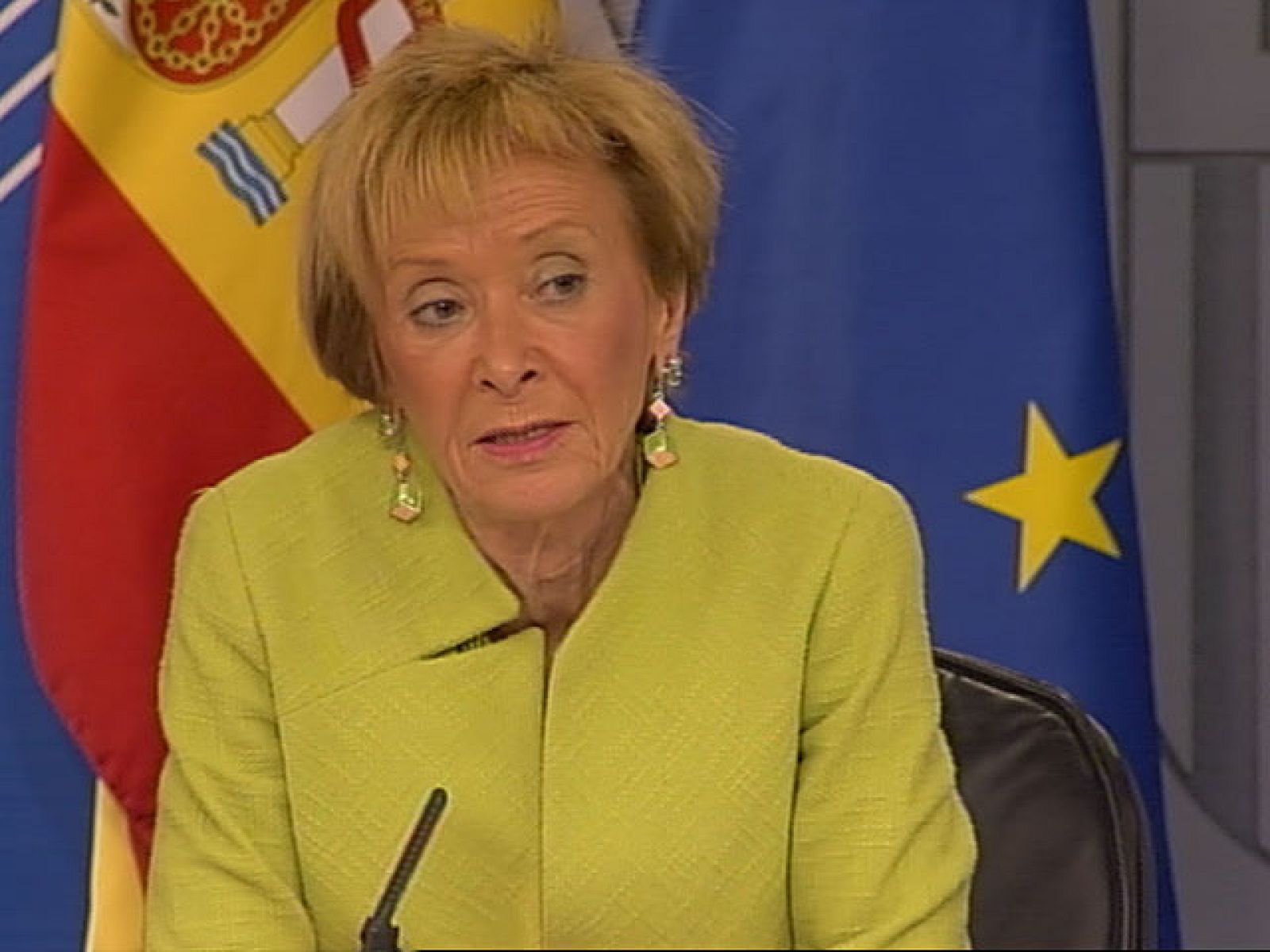 Sobre las propuestas de Javier Arenas y la afirmación de Mariano Rajoy de que de sería imposible un gobierno de coalición presidido por Rodriguez Zapatero, le han preguntado a la vicepresidenta primera del Gobierno al término del Consejo de Ministros. 