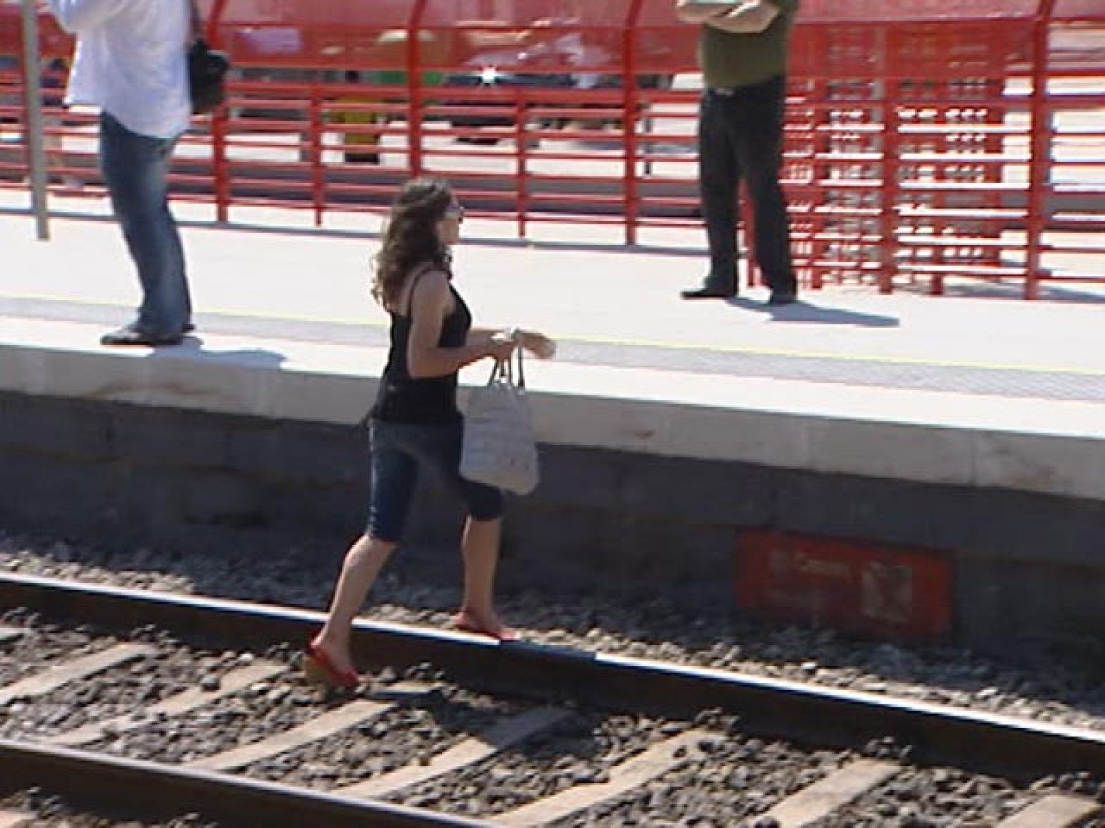 El día después de la tragedia en Castelldefels vemos a una persona cruzar las vías del tren | Ver