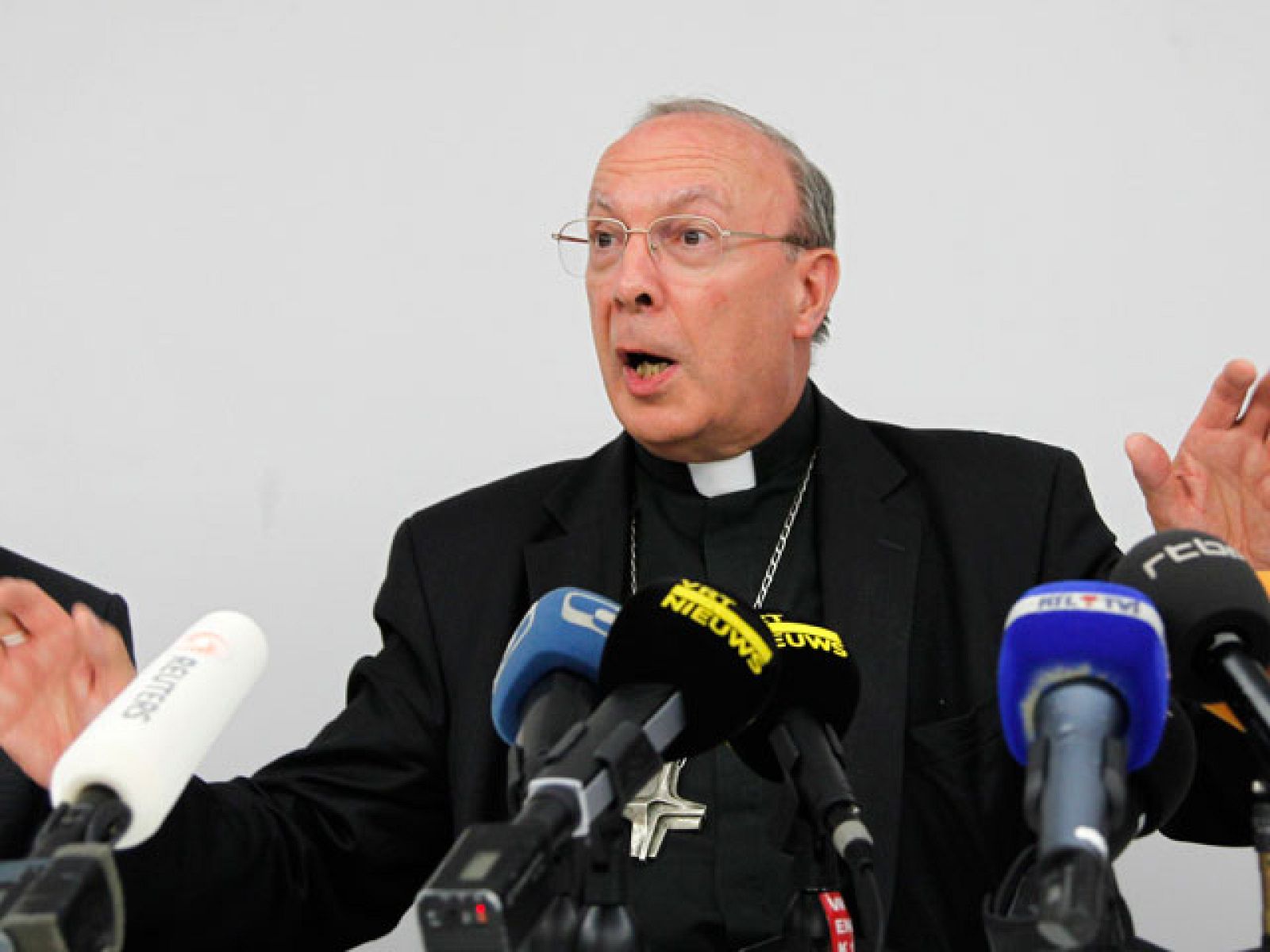 El responsable de la política exterior vaticana se ha quejado ante el embajador belga por los registros en el arzobispado cerca de Bruselas. Ha dicho que los policías que realizaban una investigación por pederastia retuvieron durante horas a decenas de obispos y profanaron dos tumbas.