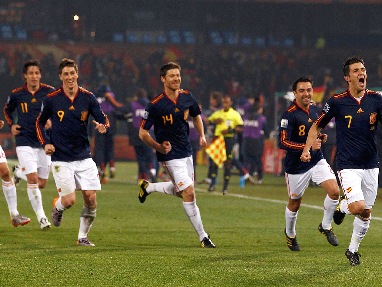 España ha ganado a Chile por 2-1 en un partido espeso en el que la Selección sufrió mucho ante Chile, un equipo del que se podría esperar más en principio, pero que se vio mermado por la expulsión por doble amarilla a Estrada.
