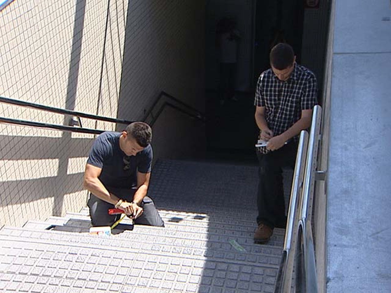 En la estación de Castelldefels los investigadores recogen pruebas del accidente | Ver