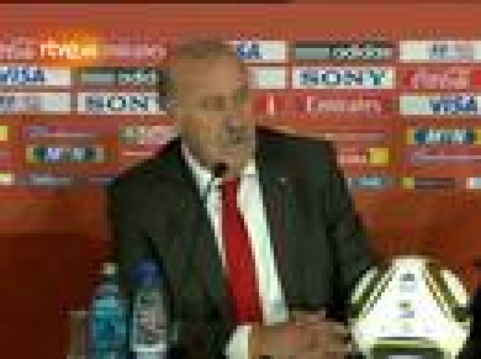 El seleccionador español, Vicente del Bosque, satisfecho con el pase a octavos, cree que se ha superado un momento difícil y que la derrota ante Suiza les hizo mucho daño. También ha alabado a Portugal, su próximo rival en octavos.