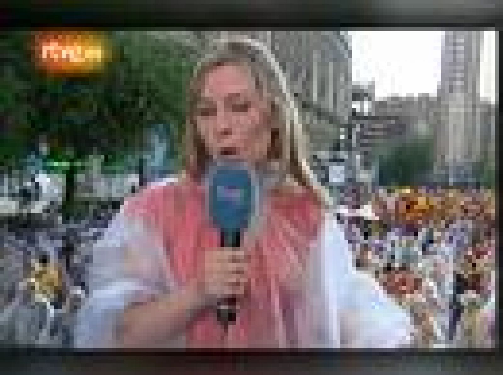 Los aficionados españoles llenaron las plazas españolas para animar a su selección, a pesar de la intensa lluvia que cayó en ciudades como Madrid.