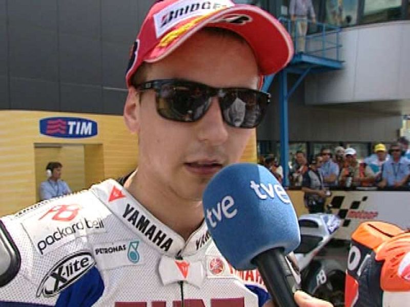 Después de ganar en Assen, Jorge Lorenzo ha querido felicitar a Dani Pedrosa y a Casey Stoner, segundo y tercero respectivamente .