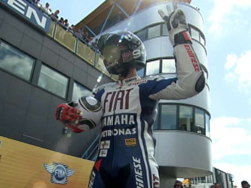 Además de clavar su habitual bandera de 'Lorenzo's Land', Jorge Lorenzo ha querido hacer un guiño al fútbol en su celebración de Assen.
