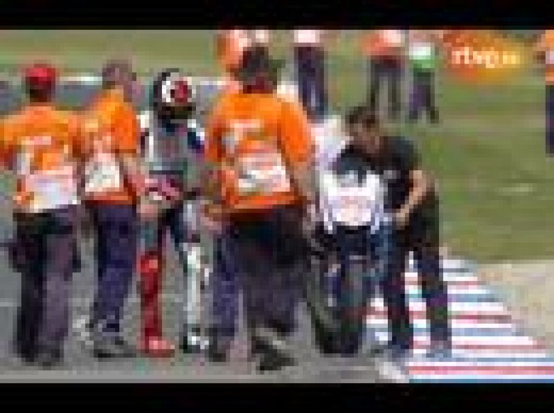 Además de clavar su habitual bandera de 'Lorenzo's Land', Jorge Lorenzo ha querido hacer un guiño al fútbol en su celebración de Assen.