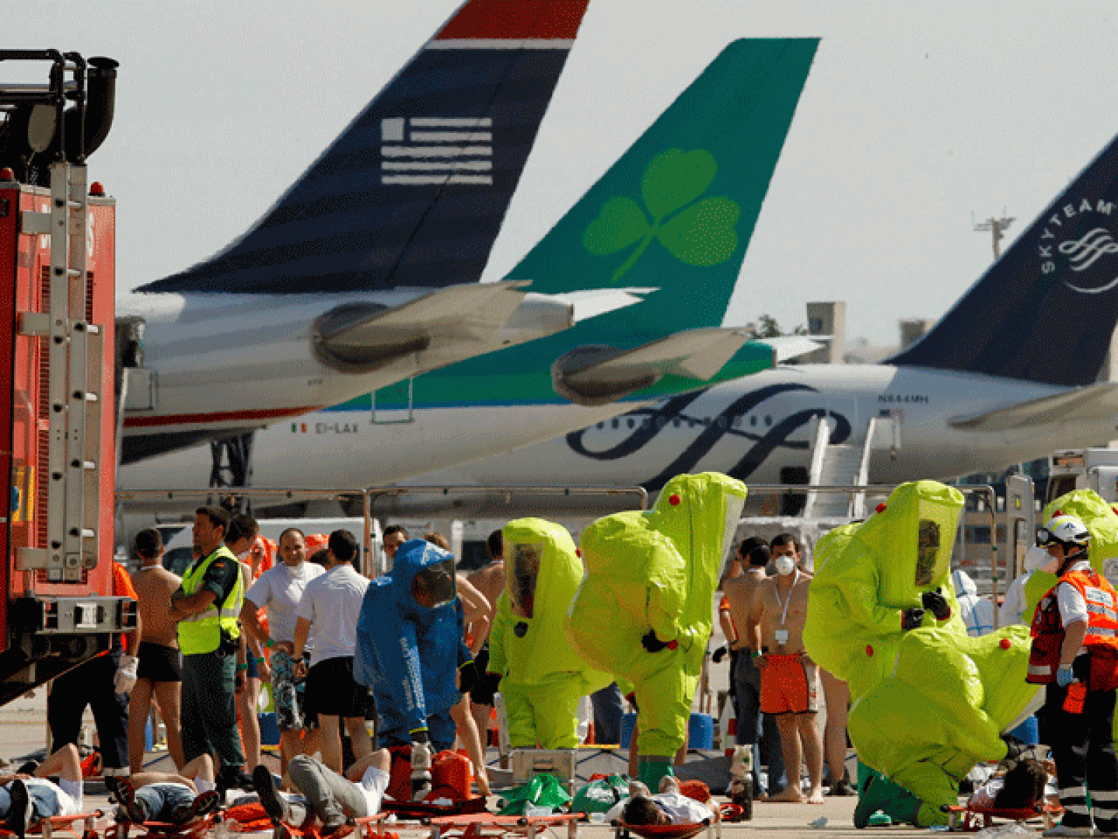 Sin programa: Simulacro de accidente con contaminación radiactiva en el aeropuerto de madrid Barajas | RTVE Play