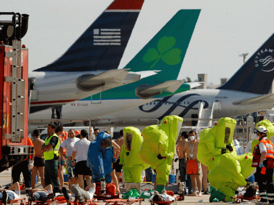 Simulacro de accidente con contaminación radiactiva en el aeropuerto de madrid Barajas