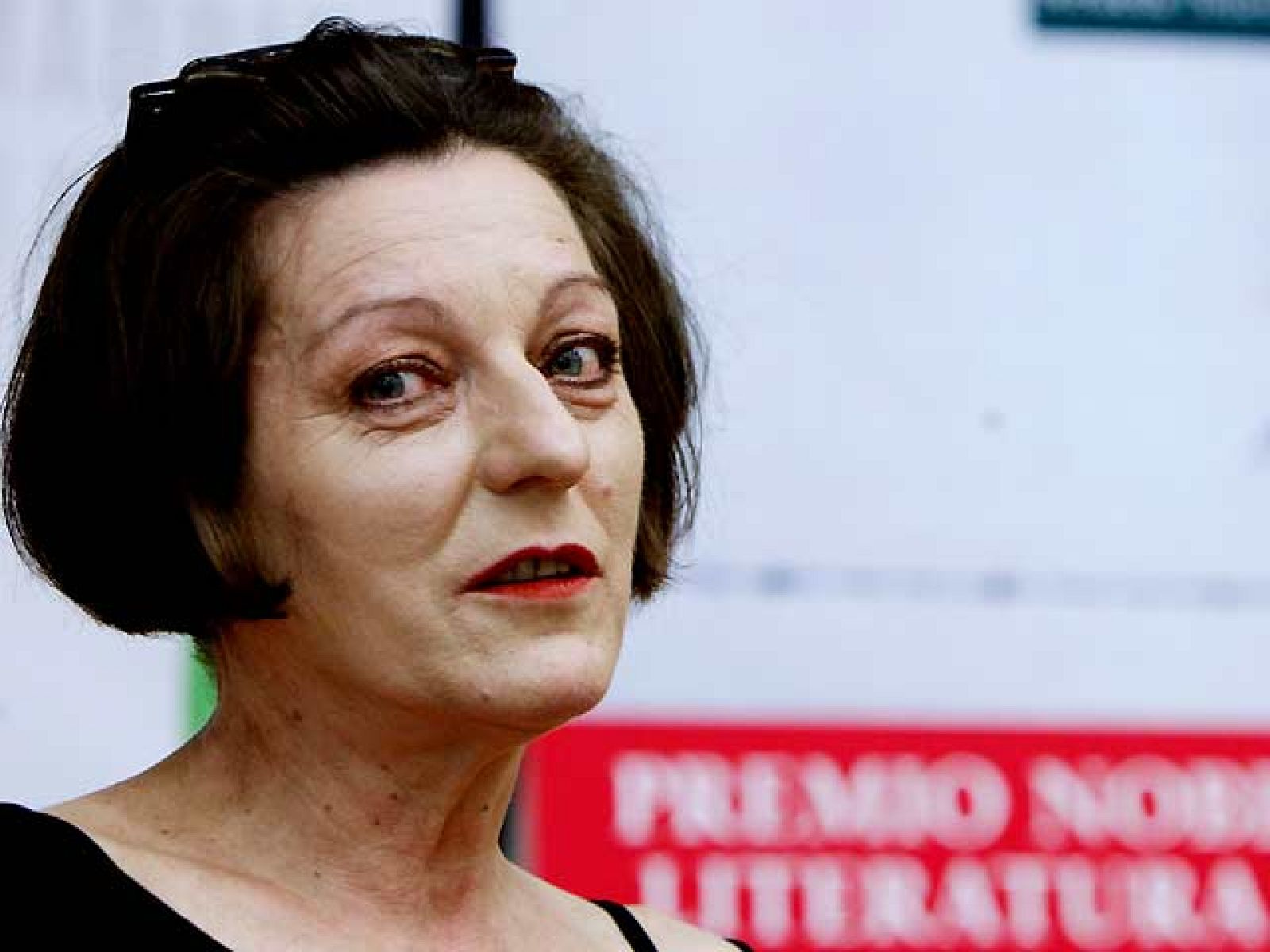 La novelista, poetisa y ensayista rumano-alemana Herta Müller,  galardonada con el Premio Nobel de Literatura 2009,  ha aterrizado en España para presentar su última novela, 'Todo lo que tengo lo llevo conmigo'. Informa Áurea Lorenzo. 