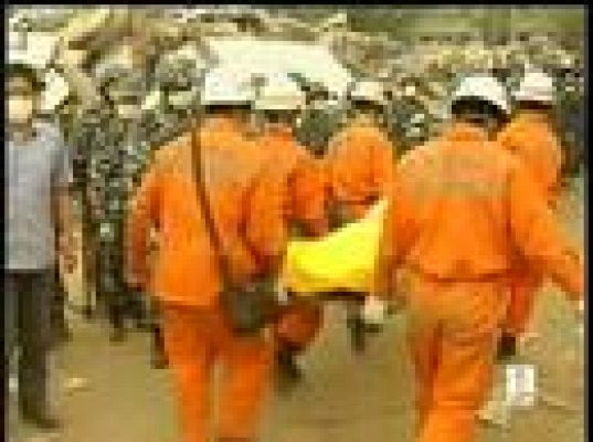  - Hu Jintao visita el epicentro