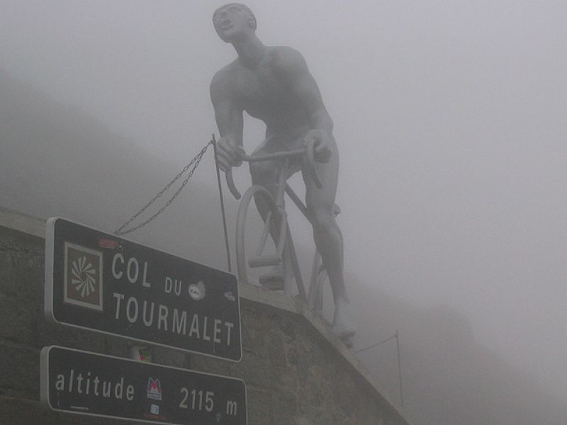 A los siete años de existencia, el Tour de Francia se aventuró a subir por las montañas de los Pirineos. Para la historia del Tour, los Pirineos fueron como cuando uno entra en un museo. Las carreteras pedregosas del Aubisque y del Tourmalet acogiero