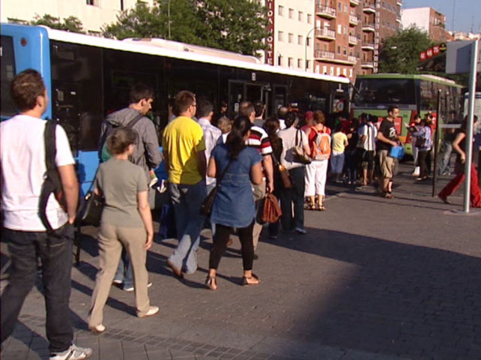 El incumplimiento por segundo día, de los servicios mínimos en el metro de Madrid ha provocado graves problemas de transporte a miles de ciudadanos, además de cuantiosas pérdidas económicas.