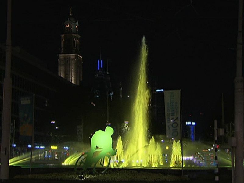 La ciudad holandesa de Rotterdam ya tiene todo preparado con mucho mimo para que el Tour de Francia 2010 comience el próximo sábado. Las fuentes, plazas e incluso el Puente de Erasmo de Rotterdam son amarillos, como el maillot de líder de la ronda ga