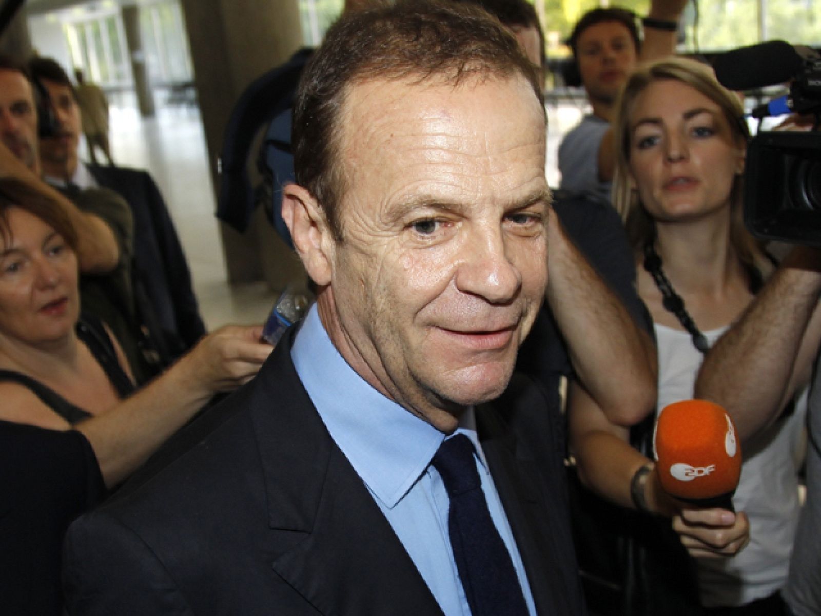 La hija de la mujer más rica del país, heredera del imperio L'Oreal, acusa a un fotógrafo amigo de su madre de aprovecharse de su avanzada edad para conseguir mil millones de euros. El juicio, que ha empezado hoy, ha saltado de las páginas de sociedad a la crónica política porque salpica a uno de los hombres fuertes del gobierno de Nicolás Sarkoy. 