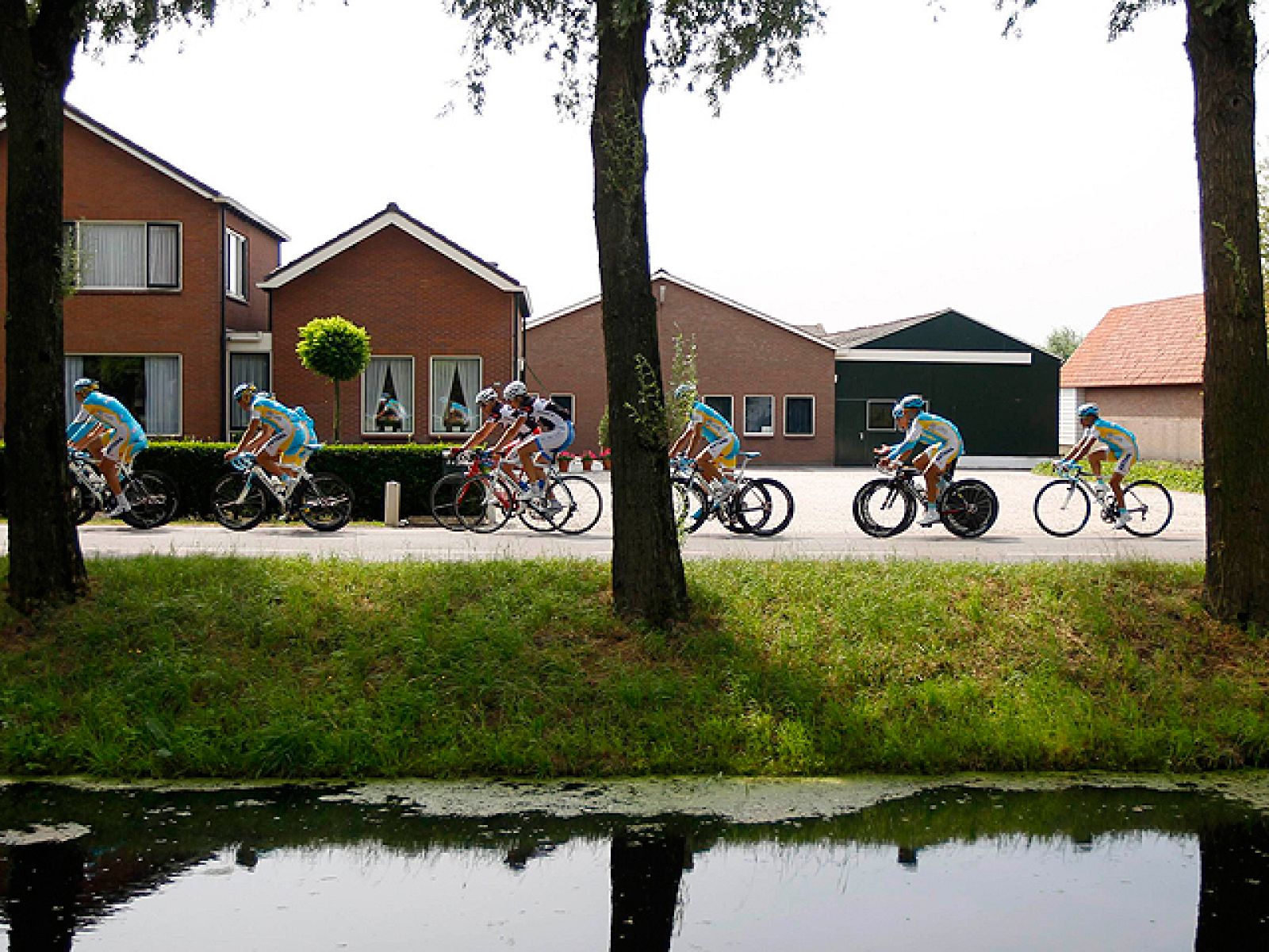 La ciudad holandesa de Rotterdam, sede del prólogo del Tour de Francia 2010, se viste de amarillo para festejar el comienzo de la ronda gala