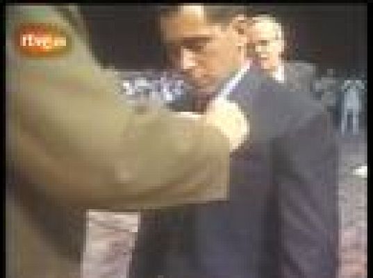 Fue noticia en el Archivo de RTVE - Condecoran a padre del niño balsero