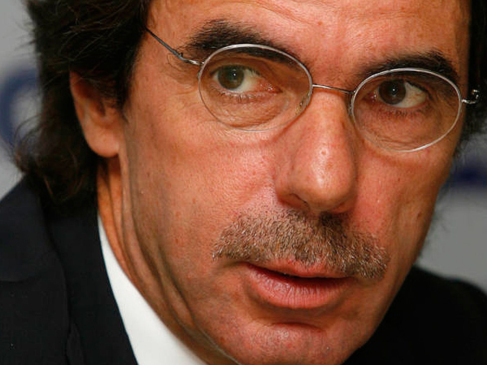 El presidente de la Fundación FAES, José María Aznar, ha acusado a José Luis Rodríguez Zapatero de haber llevado a España "al borde de una profunda sima jurídica y política" con el Estatuto de Cataluña, en un intento de "modificar la Constitución por la puerta de atrás". 