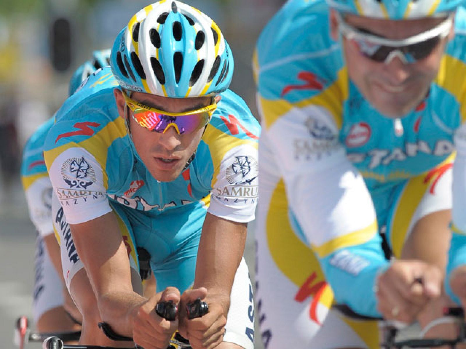 El español Alberto Contador, dos veces ganador del Tour, ya sueña con hacerse con su tercera ronda gala. Para evitarlo, el americano Lance Arsmtrong ya está tomando contacto con el asfalto holandés, donde arranca este año la ronda gala.