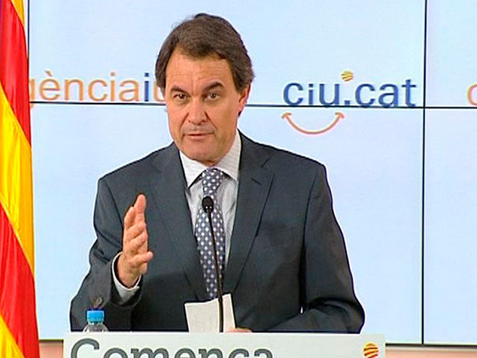 El presidente de CiU, Artur Mas, ha lanzado una clara advertencia al presidente del Gobierno. Le ha pedido que sea "extremadamente prudente", "mida muy bien sus palabras" y sea muy consciente de su "extrema debilidad". Ha ido más allá diciendo que CiU, que ya le salvó la cabeza cuando permitió la aprobación de su plan de ajuste, "podría forzar en cualquier momento la caída del Gobierno". Ha añadido que "esto no es una amenaza, es una advertencia".