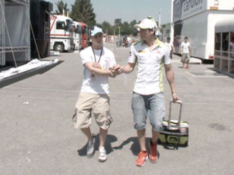 Acompañamos a los hermanos Espargaró, Aleix y Pol, una mañana en su camino desde su casa hasta el circuito.