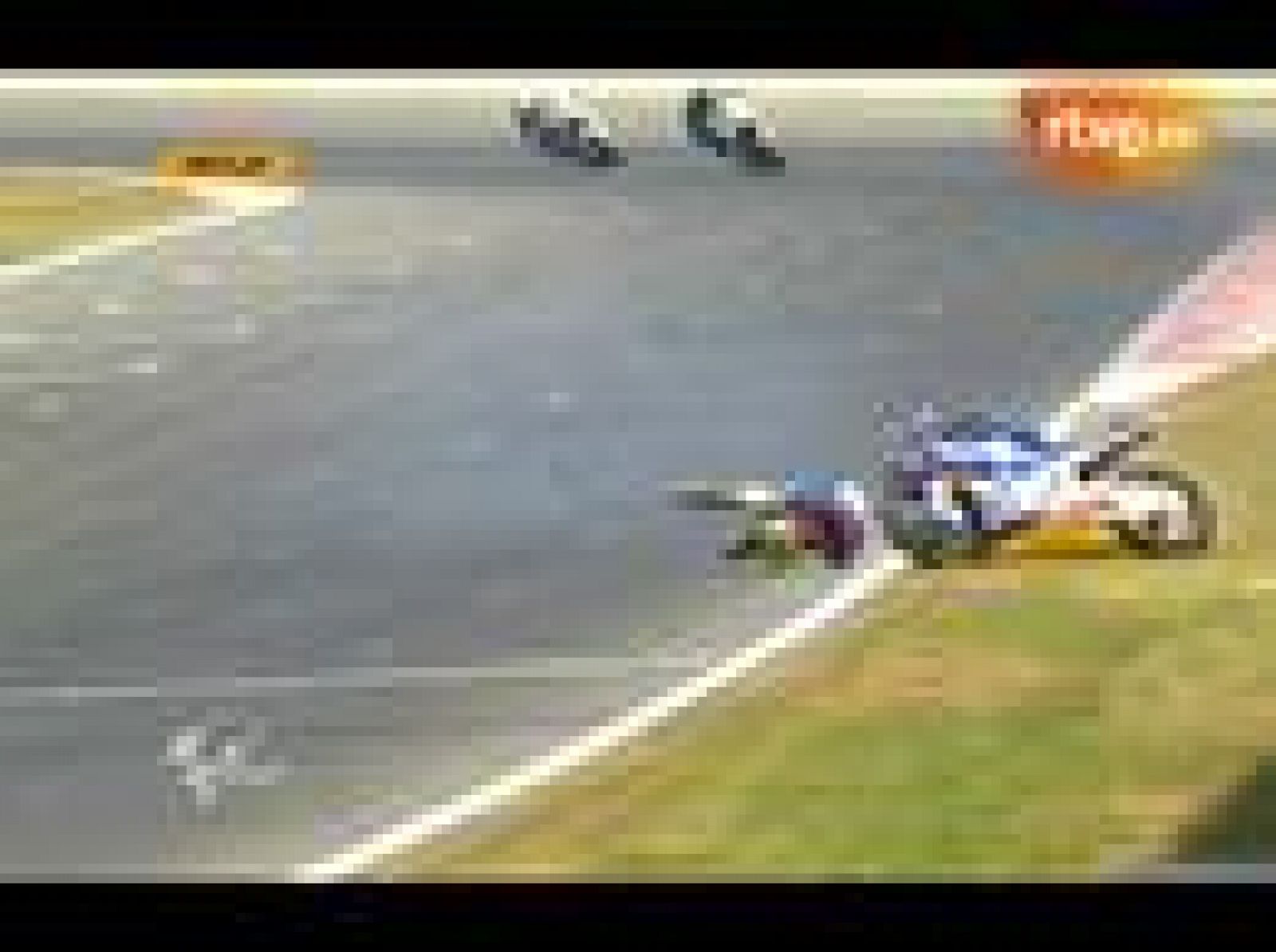 El piloto de Moto2 Carmelo Morales, que sustituía a Axel Pons en Montmeló, ha sufrido un espeluznante accidente en la recta de meta, donde las motos cogen mayor velocidad.