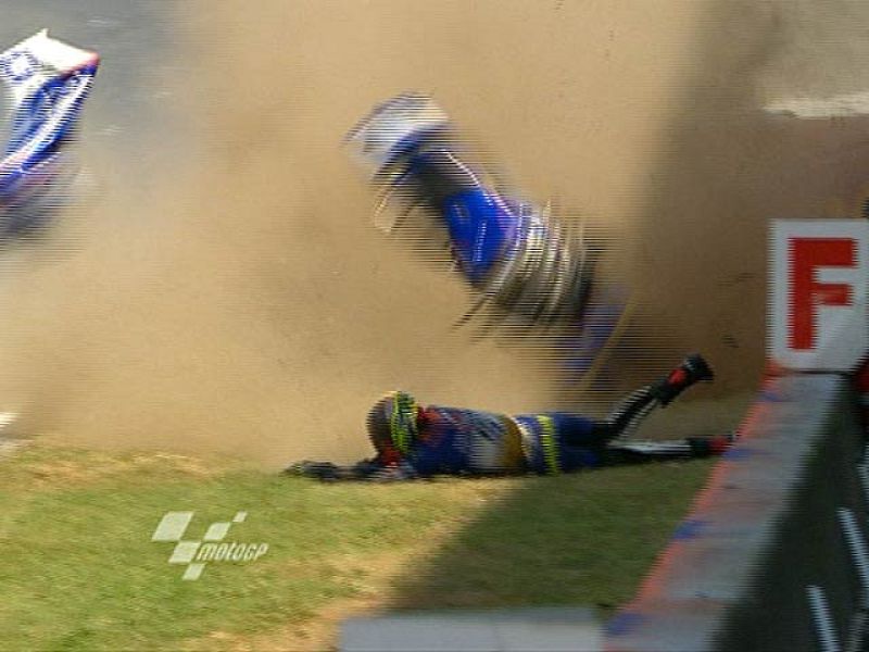 El piloto de Moto2 Carmelo Morales, que sustituía a Axel Pons en Montmeló, ha sufrido un espeluznante accidente en la recta de meta, donde las motos cogen mayor velocidad.