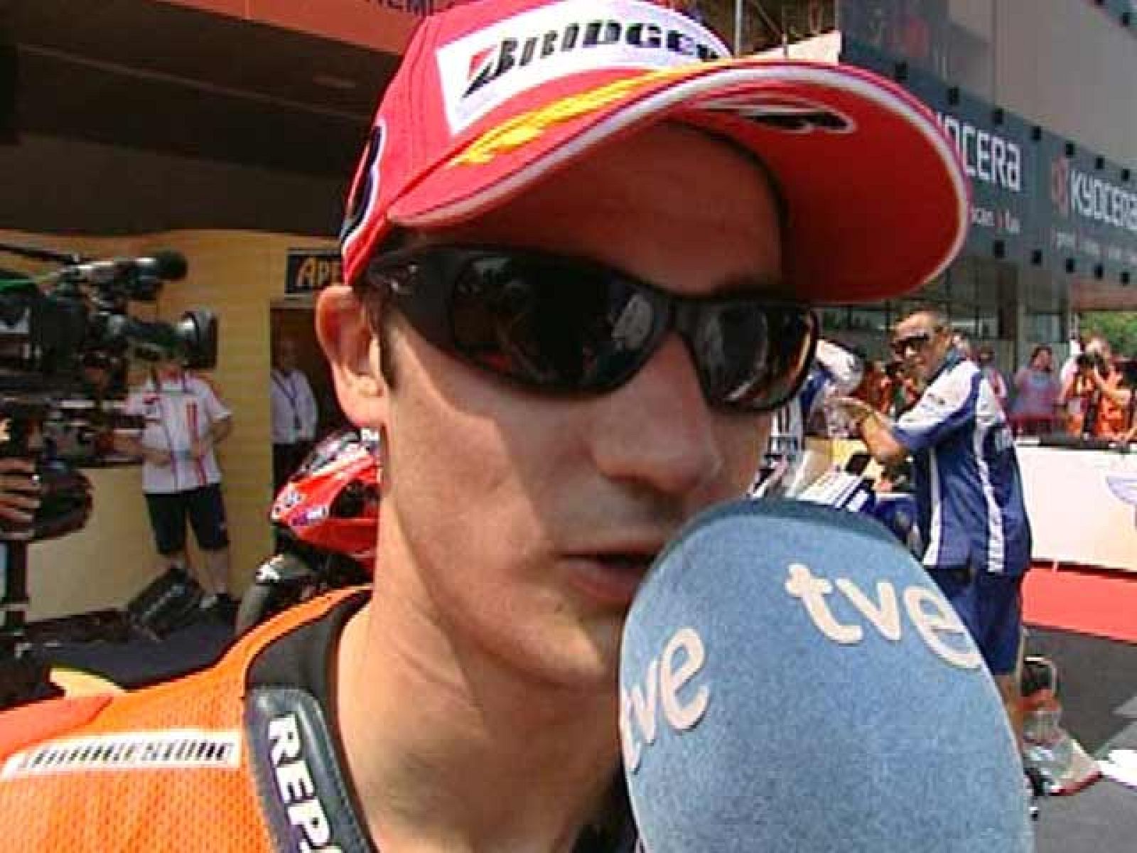 Pedrosa cuenta a los micrófonos de TVE cómo se ha pasado de frenada en la curva poco después de arrancar.