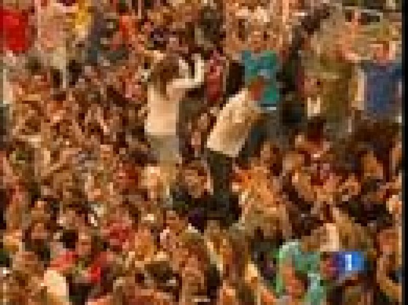 En ciudades como Madrid, Valencia, Pamplona o Almería; miles de personas se echaron a las calles para ver el partido en pantallas gigantes y pasar del sufrimiento al éxtasis.